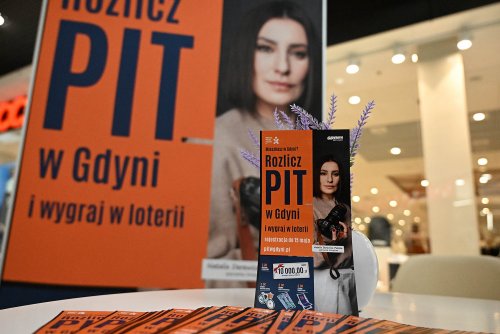 Ulotki i baner promujący loterię „Rozlicz PIT w Gdyni” (fot. Michał Puszczewicz)