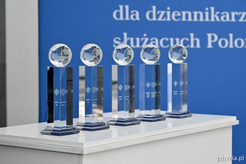 Laureaci konkursu o Nagrodę im. Macieja Płażyńskiego otrzymują statuetki (fot. Michał Puszczewicz)