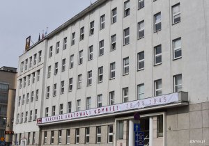 Na budynku Urzędu Miasta Gdyni pojawił się również baner ze specjalnym hasłem // fot. Marcin Mielewski