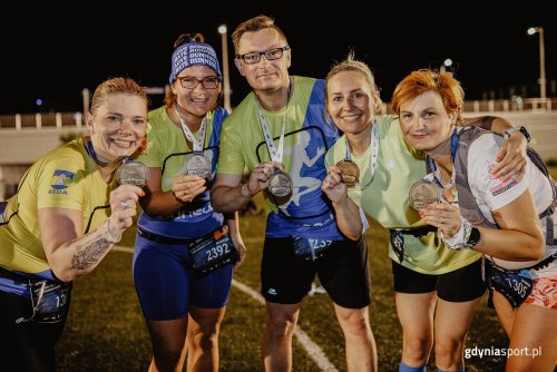 Uśmiechnięci biegacze z medalami Nocnego Biegu Świętojańskiego w Gdyni (fot. gdyniasport.pl)