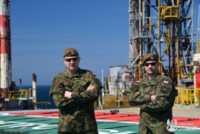 Dwóch żołnierzy 7. Pomorskiej Brygady OT na co dzień pracuje w jedynym polskim przedsiębiorstwie górniczym zajmującym się poszukiwaniem i eksploatacją złóż ropy i gazu na polskim szelfie Morza Bałtyckiego. Fot. Grupa Dokumentowania Działań 7 PBOT