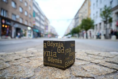 Kostka  –  statuetka Gdyńskiej Nagrody Dramaturgicznej w przestrzeni miejskiej (fot. Piotr Pędziszewski)