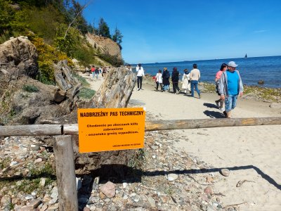 Tablice ostrzegające o zagrożeniu w pobliżu redłowskiego klifu (fot. Magdalena Starnawska)