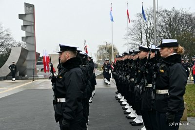 Kompania honorowa AMW obok pomnika Polski Morskiej podczas uroczystości z okazji 25. rocznicy wstąpienia Polski do NATO (fot. Magdalena Czernek)