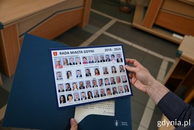 Pamiątkowe tablo ze zdjęciami Rady Miasta Gdyni 2018-2024 (fot. Magdalena Śliżewska)
