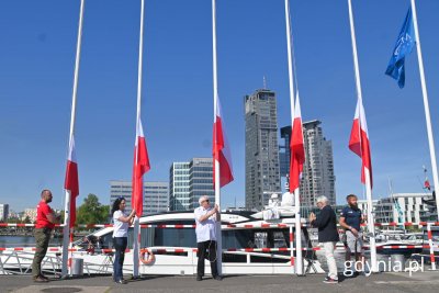 Uroczyste podniesienie flag państwowych podczas inauguracji sezonu żeglarskiego 2024 (fot. Magdalena Starnawska)