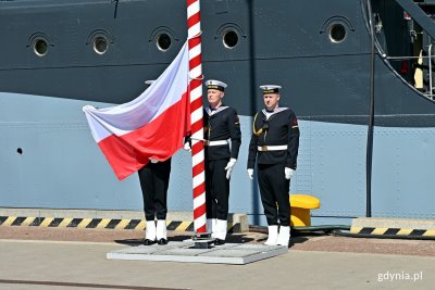 Poczet flagowy podnosi flagę państwową na maszcie przy okręcie ORP „Błyskawica” (fot. Magdalena Czernek)
