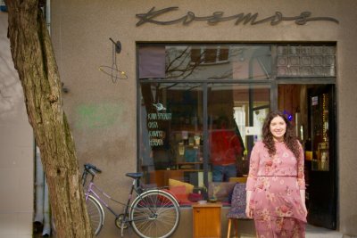 Arletta Kępińska, właścicielka kawiarni, przed „Kosmosem” (fot. materiały Gdyńskiego Centrum Wspierania Przedsiębiorczości)