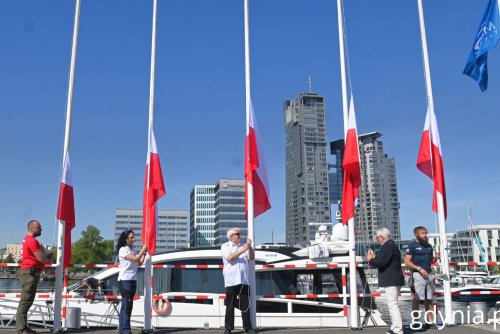 Uroczyste podniesienie flag państwowych podczas inauguracji sezonu żeglarskiego 2024 (fot. Magdalena Starnawska)