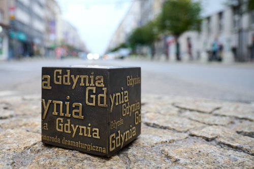 Kostka  –  statuetka Gdyńskiej Nagrody Dramaturgicznej w przestrzeni miejskiej (fot. Piotr Pędziszewski)