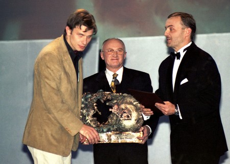 Prezydent Gdyni Wojciech Szczurek wręcza nagrodę podczas Festiwalu Filmów Fabularnych w Gdyni. 24.09.2000 Fot. Maciej Kosycarz / KFP