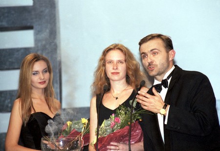 Prezydent Gdyni Wojciech Szczurek w trakcie wręczania nagród podczas Festiwalu Filmów Fabularnych w Gdyni. 25.10.1999 Fot. Maciej Kosycarz / KFP