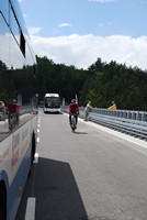 otwarcie Trasy Kwiatkowskiego - rowerzysta przed autobusem, foto: Dorota wNelke