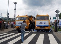 Otwarcie ul. Polskiej - ciężarówki rozrywają wstęgę, fot. Dorota Nelke