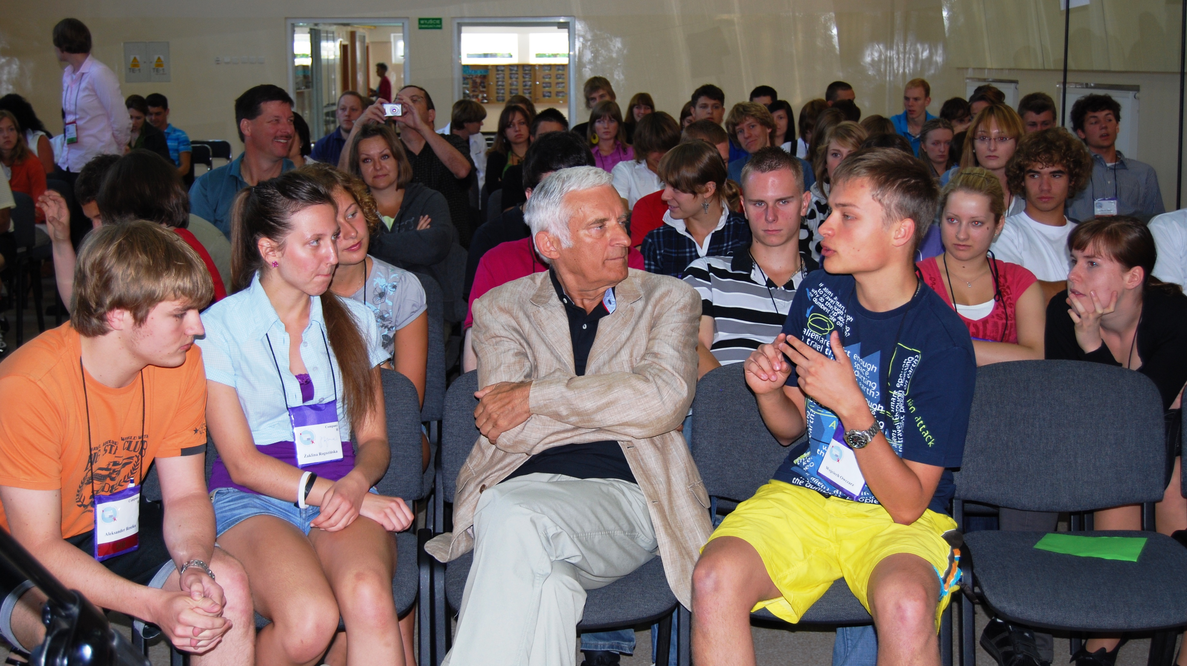 Jerzy Buzek z uczniami