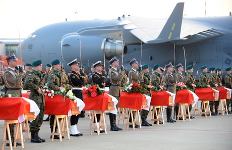 Powitanie ostatnich ofiar tragedii smoleńskiej, fot.: ze strony Kancelarii Prezesa Rady Ministrów