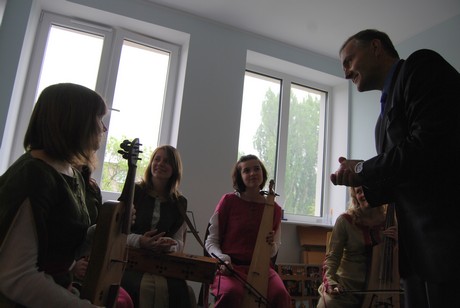 Otwarcie nowej siedziby Młodzieżowego Domu Kultury - prezydent z zespołem muzyki dawnej; fot.: Dorota Nelke