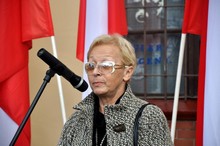 Teresa Heda-Snopkiewicz  przemawia na odsłonięciu tablicy pamiątkowej poświęconej jej ojcu / fot. Dorota Nelke