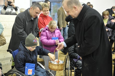 Otwarcie Gdyńskiego Ośrodka Hipoterapii - wiceprezydent Marek Stępa częstuje dzieci słodyczami, fot. Dorota Nelke
