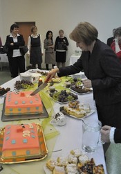 Dyrektor Barbara Dysarz kroi tort w kształcie szkoły /fot. Dorota Nelke