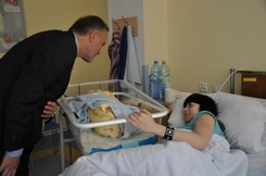 Prezydent z wizytą u dzieci urodzonych 10 lutego 2011 roku / fot.: Dorota Nelke