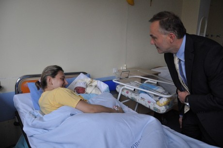 Prezydent z wizytą u dzieci urodzonych 10 lutego 2011 roku / fot.: Dorota Nelke