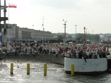 Tłumy gdynian obserwujących paradę - fot. Marcin Tobiasz