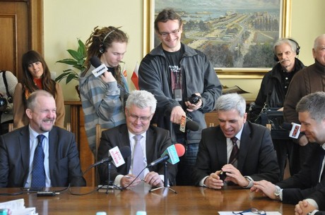 od lewej Wiceprezydent Gdyni Marek Stępa, Prezes Qumak-Sekom Paweł Jaguś, Wicprezes Qumak-Sekom Jan Goliński / fot. Dorota Nelke