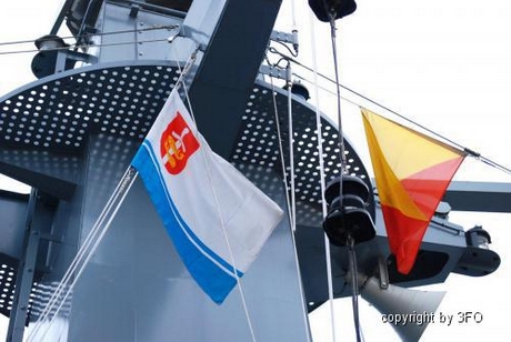 Flaga Gdyni podwieszona na ORP Piorun w trakcie uroczystości rocznicowych, źródło: www.mw.mil.pl