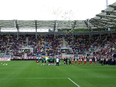 Reprezentacja Irlandii gorąco witana przez kibiców wchodzi na murawę gdyńskiego stadionu, fot. Michał Kowalski