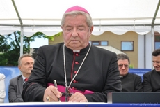 Arcybiskup Sławoj Leszek Głódź podpisuje akt erekcyjny budowy stacjonarnego hospicjum dla dzieci w Gdyni, fot. Dorota Nelke