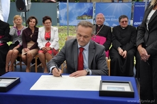 Prezydent Gdyni Wojciech Szczurek podpisuje akt erekcyjny budowy stacjonarnego hospicjum dla dzieci w Gdyni, fot. Dorota Nelke