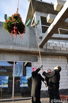 Uroczystość zawieszenia wiechy na budynku stacjonarnego hospicjum dla dzieci w Gdyni / fot. Dorota Nelke