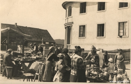Obecny plac Kaszubski przy kaplicy sióstr miłosierdzia. W głębi ul. Starowiejska, fot. Roman Morawski,  1924-1926, (ze zbiorów Muzeum Miasta Gdyni)