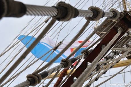 Na maszt fregaty została wciągnięta wielka flaga Gdyni podarowana przez miasto, fot. Dorota Nelke