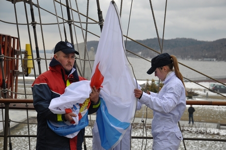 Na maszt fregaty została wciągnięta wielka flaga Gdyni podarowana przez miasto, fot. Sylwia Szumielewicz - Tobiasz