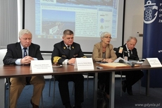 Konferencja prasowa w siedzibie Pomorskiego Okręgowego Związku Żeglarskiego w Gdyni, jej uczestnicy – przedstawiciele organizatorów Święta Morza
