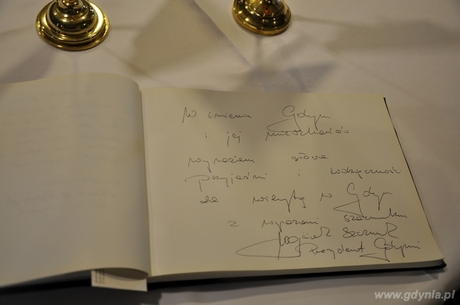 Wpis prezydenta Gdyni Wojciech Szczurka w księdze pamiątkowej na pokładzie żaglowca Cuauhtmeoc, fot. Dorota Nelke