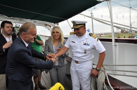 Kapitan Juan C. Vera Minjares żegna się z Prezydentem Gdyni Wojciechem Szczurkiem na pokładzie żaglowca Cuauhtemoc, fot. Dorota Nelke
