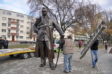 Operacja ustawiania pomnika marszałka Józefa Piłsudskiego na cokole, fot. Dorota Nelke
