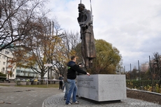 Operacja ustawiania pomnika marszałka Józefa Piłsudskiego na cokole, fot. Dorota Nelke