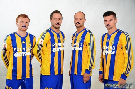 Zawodnicy Arki Gdynia biorą udział w akcji Movember, fot. M. Puszczewicz