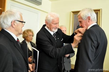 Aleksander Wellenger zostaje uhonorowany odznaczeniem Za zasługi dla Światowego Związku Żołnierzy Armii Krajowej, fot. Dorota Nelke