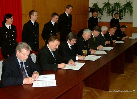 Sygnatariusze podpisują list intencyjny w sprawie lotniska, fot. Marynarka Wojenna RP