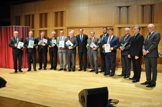 Prezydent Gdyni Wojciech Szczurek wraz z innymi nagrodzonymi samorządowcami, fot. Sebastian Drausal