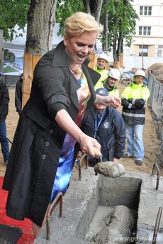 Katarzyna Figura na uroczystości wmurowania kamienia węgielnego pod budowę Gdyńskiego Centrum Filmowego / fot. Dorota Nelke