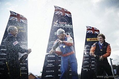 Nigel Lamb, Paul Bonhomme i Nicolas Ivanoff na podium Red Bull Air Race w Ascot, fot. Balazs Gardi /Red Bull Content Pool