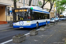 Trolejbus marki Solaris zasilany   bateriami litowo-jonowymi pokonuje Skwer Kościuszki, fot. Krzysztof Romański