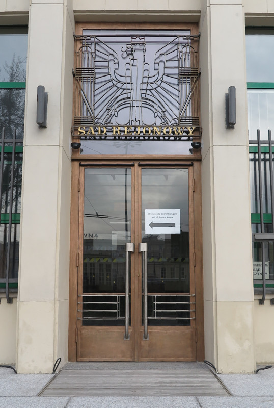 Zrekonstruowane drzwi główne do budynku Sądu Rejonowego w Gdyni