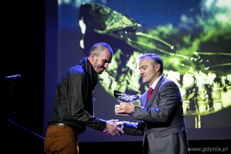 Kacper Kowalski otrzymuje z rąk Prezydenta Gdyni Wojciecha Szczurka Galiona w kategorii kreacja artystyczna, fot. Karol Stańczak